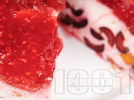 Лесна желирана торта с цедено кисело мляко, ягоди, малини, праскови и череши за десерт (с желатин) - снимка на рецептата
